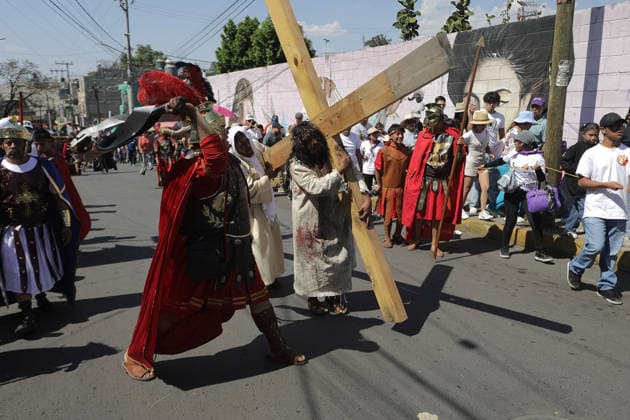 A person representing Jesus Christ carries a cross during the 40th anniversary of the Passion of Christ at Tenorios neighborhood in Iztapalapa . on April 3, 2026 in Mexico City, Mexico. Mexico City Mexico - ZUMAe321 20260403_zia_e321_146 Copyright: xIanxRoblesx