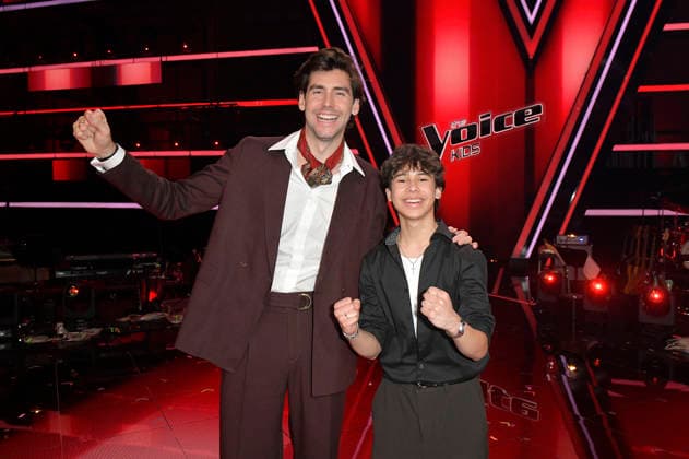 Alvaro Soler und Fabio vom Team Alvaro beim Photocall mit den Finalisten und Coaches der 14. Staffel der TV-Show The Voice Kids im Studio H Berlin-Adlershof. Berlin, 03.04.2026