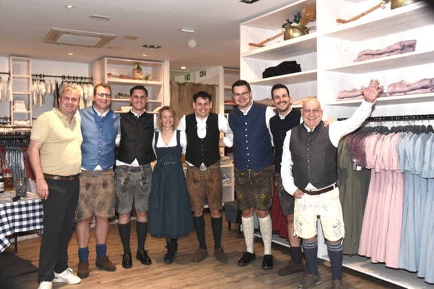 Werner von Molthe Inhaber Malte Sports GmbH Caller Kirk Bevins Caller Charlie Corstorphine Eileen Popielaty PR Caller Frank Engerer Champion und Vize-Weltmeister Gian van Veen, der Master of Ceremonies Philip Brzezinski Dr Axel Munz Angermaier Tracht Muenchen 04.04.2026 Angermaier Trachten PDC EUROPE UND ANGERMAIER TRACHTEN Fototermin Anlaesslich des siebten ELTEN Safety Shoes German Darts Grand Prix in praesentieren sich der amtierende European Champion und Vize-Weltmeister Gian an Veen, der Master of Ceremonies Philip Brzezinski sowie die Caller Kirk Charlie Corstorphine und Caller Frank Engerer in zuguenftiger Tracht von Angermaier. Foto Muenchen