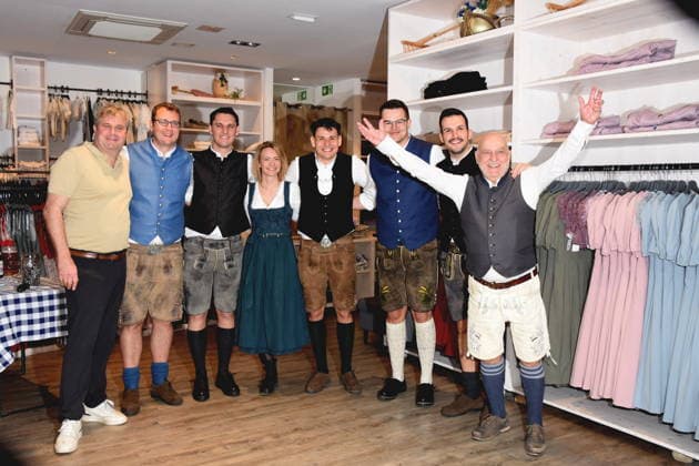 Werner von Molthe Inhaber Malte Sports GmbH Caller Kirk Bevins Caller Charlie Corstorphine Eileen Popielaty PR Caller Frank Engerer Champion und Vize-Weltmeister Gian van Veen, der Master of Ceremonies Philip Brzezinski Dr Axel Munz Angermaier Tracht Muenchen 04.04.2026 Angermaier Trachten PDC EUROPE UND ANGERMAIER TRACHTEN Fototermin Anlaesslich des siebten ELTEN Safety Shoes German Darts Grand Prix in praesentieren sich der amtierende European Champion und Vize-Weltmeister Gian an Veen, der Master of Ceremonies Philip Brzezinski sowie die Caller Kirk Charlie Corstorphine und Caller Frank Engerer in zuguenftiger Tracht von Angermaier. Foto Muenchen