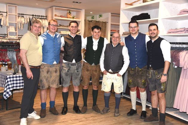 Werner von Inhaber Molthe Sports GmbH Caller Kirk Bevins Caller Charlie Corstorphine Caller Frank Engerer Champion und Vize-Weltmeister Dr Axel Munz Trachten Angermaier Gian van Veen, der Master of Ceremonies Philip Brzezinski Muenchen 04.04.2026 Angaier ermaier Trachten PDC EUROPE UND ANGERMAIER TRACHTEN Fototermin Anlaesslich des siebten ELTEN Safety Shoes German Darts Grand Prix in praesentieren sich der amtierende European Champion und Vize-Weltmeister Gian an Veen, der Master of Ceremonies Philip Brzezinski sowie die Caller Kirk Charlie Corstorphine und Caller Frank Engerer in zuguenftiger Tracht von Angermaier. Foto Muenchen