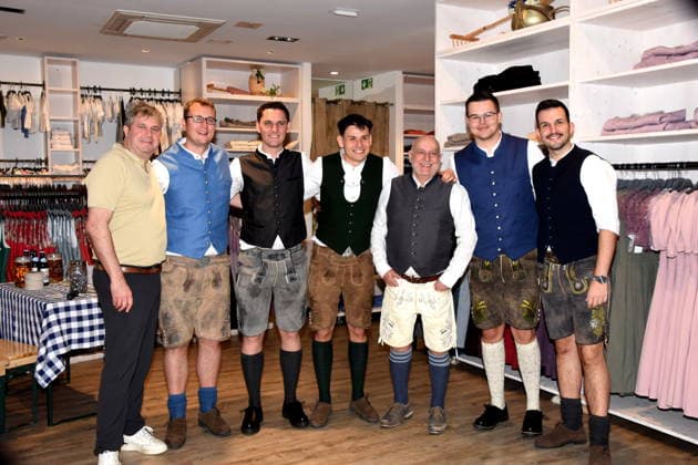 Werner von Molthe Inhaber Malte Sports GmbH Caller Kirk Bevins Caller Charlie Corstorphine Caller Frank Engerer Champion und Vize-Weltmeister Dr Axel Munz Trachten Angermaier Gian van Veen, der Master of Ceremonies Philip Brzezinski Muenchen 04.04.2026 Angaier ermaier Trachten PDC EUROPE UND ANGERMAIER TRACHTEN Fototermin Anlaesslich des siebten ELTEN Safety Shoes German Darts Grand Prix in praesentieren sich der amtierende European Champion und Vize-Weltmeister Gian an Veen, der Master of Ceremonies Philip Brzezinski sowie die Caller Kirk Charlie Corstorphine und Caller Frank Engerer in zuguenftiger Tracht von Angermaier. Foto Muenchen