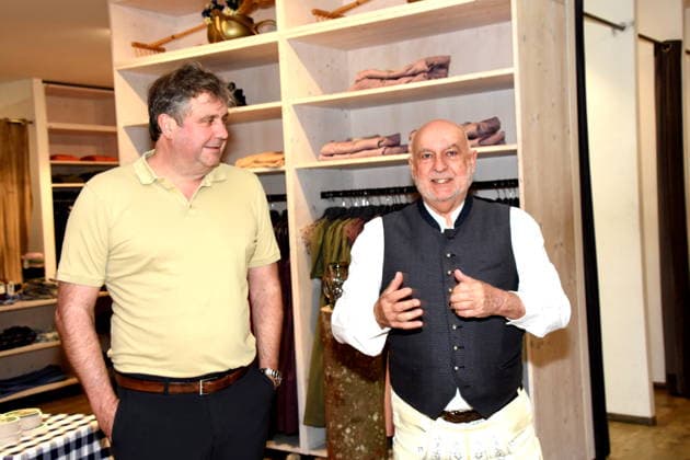 Werner von Molthe Inhaber Molthe Sports GmbH Dr. Axel Munz Angermaier Tracht Muenchen 04.04.2026 Angermaier Trachten PDC EUROPE UND ANGERMAIER TRACHTEN Fototermin Anlaesslich des siebten ELTEN Safety Shoes German Darts Grand Prix in praesentieren sich der amtierende European Champion und Vize-Weltmeister Gian an Veen, der Master of Ceremonies Philip Brzezinski sowie die Caller Kirk Charlie Corstorphine und Caller Frank Engerer in zuguenftiger Tracht von Angermaier. Foto Muenchen