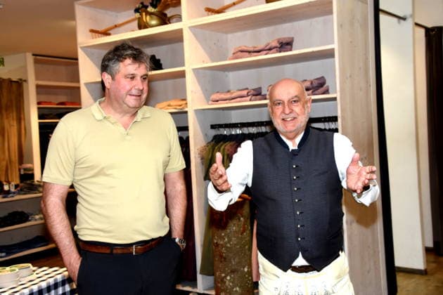 Werner von Molthe Inhaber Molthe Sports GmbH Dr. Axel Munz Angermaier Tracht Muenchen 04.04.2026 Angermaier Trachten PDC EUROPE UND ANGERMAIER TRACHTEN Fototermin Anlaesslich des siebten ELTEN Safety Shoes German Darts Grand Prix in praesentieren sich der amtierende European Champion und Vize-Weltmeister Gian an Veen, der Master of Ceremonies Philip Brzezinski sowie die Caller Kirk Charlie Corstorphine und Caller Frank Engerer in zuguenftiger Tracht von Angermaier. Foto Muenchen