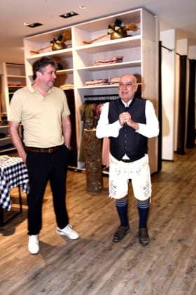 Werner von Molthe Inhaber Molthe Sports GmbH Dr. Axel Munz Angermaier Tracht Muenchen 04.04.2026 Angermaier Trachten PDC EUROPE UND ANGERMAIER TRACHTEN Fototermin Anlaesslich des siebten ELTEN Safety Shoes German Darts Grand Prix in praesentieren sich der amtierende European Champion und Vize-Weltmeister Gian an Veen, der Master of Ceremonies Philip Brzezinski sowie die Caller Kirk Charlie Corstorphine und Caller Frank Engerer in zuguenftiger Tracht von Angermaier. Foto Muenchen