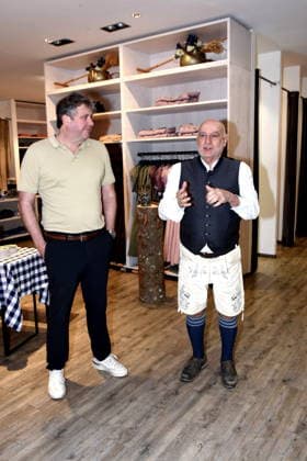 Werner von Molthe Inhaber Molthe Sports GmbH Dr. Axel Munz Angermaier Tracht Muenchen 04.04.2026 Angermaier Trachten PDC EUROPE UND ANGERMAIER TRACHTEN Fototermin Anlaesslich des siebten ELTEN Safety Shoes German Darts Grand Prix in praesentieren sich der amtierende European Champion und Vize-Weltmeister Gian an Veen, der Master of Ceremonies Philip Brzezinski sowie die Caller Kirk Charlie Corstorphine und Caller Frank Engerer in zuguenftiger Tracht von Angermaier. Foto Muenchen
