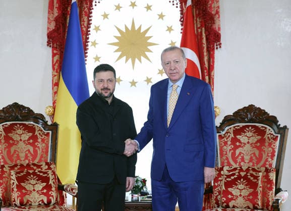 News Bilder des Tages Turkish President Erdogan welcomes President of Ukraine Zelenskyy in Istanbul ISTANBUL, TURKIYE - APRIL 4: (----EDITORIAL USE ONLY - MANDATORY CREDIT - TURKISH PRESIDENCY MURAT KULA HANDOUT - NO MARKETING NO ADVERTISING CAMPAIGNS - DISTRIBUTED AS A SERVICE TO CLIENTS----) Turkish President Recep Tayyip Erdogan welcomes President of Ukraine Volodymyr Zelenskyy at Dolmabahce Presidential Office in Istanbul, Turkiye on April 4, 2026. TUR Presidency Murat Kula Anadolu Istanbul Turkey. Editorial use only. Please get in touch for any other usage.  Copyright: x2026xAnadoluxTURxPresidencyx xMuratxKulax