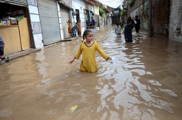 Heavy rain causes flooding and deaths in Peshawar, Pakistan KHYBER PAKHTUNKHWA, PAKISTAN - APRIL 04: A girl walks through floodwater as heavy rain in Peshawar caused flooding, with 15 deaths in the past 24 hours, raising the nationwide toll in Khyber Pakhtunkhwa, Pakistan, on April 04, 2026. Heavy rain and thunderstorms across parts of Pakistan disrupted traffic and daily routines, prompting authorities to declare an emergency in some areas, issue safety advisories, and deploy rescue and drainage teams. Hussain Ali Anadolu Khyber Pakhtunkhwa Pakistan. Editorial use only. Please get in touch for any other usage.  Copyright: x2026xAnadoluxHussainxAlix