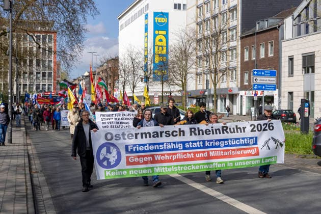 Start des dreitägigen Ostermarsch Rhein-Ruhr 2026 04.04.2026. EU, DEU, Deutschland, Nordrhein-Westfalen, Duisburg: Start des dreitägigen Ostermarsch Rhein-Ruhr 2026. Er stand unter dem Motto Friedensfähig statt kriegstüchtig! Gegen Wehrpflicht und Militarisierung! Keine neuen Mittelstreckenwaffen in unserem Land! Über Ostern sind bundesweit mehr als 70 Demonstrationen, Kundgebungen und Mahnwachen geplant. Nach einer Kundgebung an der Kreuzung Kuhstraße Kuhwall zog ein Demonstrationszug mit mehreren hundert Personen durch die Innenstadt Richtung Bahnhof bzw. zum Mahnmal für deportierte jüdische Kinder an der Ecke Saarstraße. Von dort aus ging es durch die Fußgängerzone zurück zum Ausgangsort. EU, DEU, Germany, North Rhine-