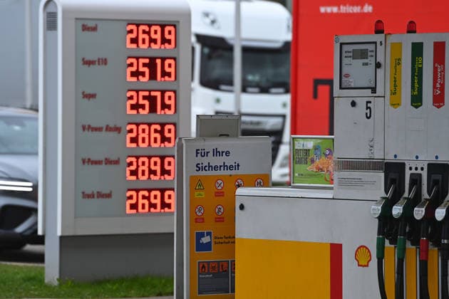 Nach neuer Tankregel:DIESEL Kraftstoff erreicht historischen Hoechstand am 04.04.2026 an dieser Tankstelle in Muenchen. Spritpreise uebersteigen historische Hoechstwerte. Kein Ende in Sicht-taeglich neue Hoechsstaende beim Tanken. Explodierende Spritpreise wegen Iran Krieg dauern an. Benzinpreise an Autobahntankstelle an der A8 bei Ulm *** After new refueling rule DIESEL fuel reaches historic high on 04 04 2026 at this gas station in Munich Fuel prices exceed historic highs No end in sight New highs in refueling every day Exploding fuel prices due to Iran war continue Gasoline prices at highway gas station on A8 near Ulm
