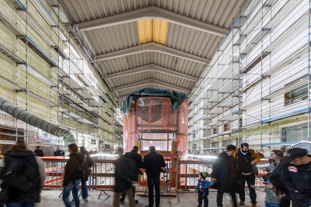 Blick in den denkmalgeschützten Bonatzbau. Tage der offenen Baustelle am neuen Hauptbahnhof. Drei Tage lang können sich Besucher über das Milliardenprojekt Stuttgart 21 informieren. Für die Besuchersteuerung wurden kostenlose Tickets ausgegeben, die innerhalb weniger Tage vergeben waren. Bis Ostermonat werder wieder rund 80000 Besucher erwartet. Wann der neue Durchgangsbahnhof öffnet, ist weiter unklar. Der Termin wurde bereits mehrfach verschoben. 04.04.2026, Stuttgart, Baden-Württemberg, Deutschland *** View of the listed Bonatz building Open construction site days at the new main station For three days, visitors can find out about the billion-euro Stuttgart 21 project Free tickets were issued for the visitor tour, which were so