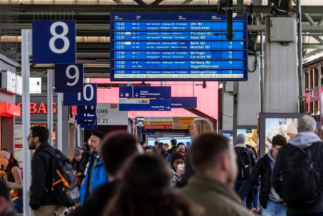 Reisende im Hauptbahnhof, Fahrgäste und Abfahrttafel im Hauptbahnhof Stuttgart. 04.04.2026, Stuttgart, Baden-Württemberg, Deutschland