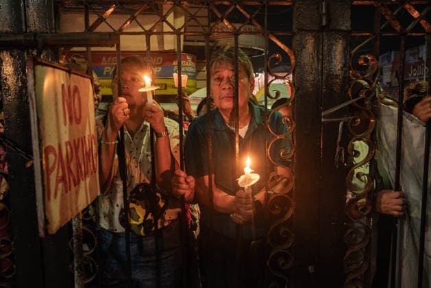 News Bilder des Tages April 5, 2026, Quezon City, Metro Manila, Philippines: A man waits outside the gates of the church. Quezon City Philippines  - ZUMAy102 20260405_zip_y102_010 Copyright: xKenosisxYapx