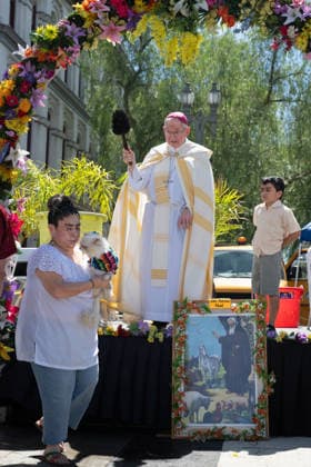 April 4, 2026, Los Angeles, California, USA: People and their pets line up in Olvera Street in Los Angeles to receive a blessing from Archbishop Jose Gomez in a Catholic tradition that celebrates St. Francis of AssisiÃ¢â‚¬â ¢s love of animals. This centuries-old tradition, usually held the Saturday before Easter, has been a part of Olvera StreetÃ¢â‚¬â ¢s history since 1930. Los Angeles USA  - ZUMAh234 20260404_zsp_h234_007 Copyright: xMarkxEdwardxHarrisx