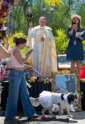 April 4, 2026, Los Angeles, California, USA: People and their pets line up in Olvera Street in Los Angeles to receive a blessing from Archbishop JOSE GOMEZ in a Catholic tradition that celebrates St. Francis of Assisi s love of animals. This centuries-old tradition, usually held the Saturday before Easter, has been a part of Olvera Street s history since 1930. Los Angeles USA  - ZUMAh234 20260404_zsp_h234_013 Copyright: xMarkxEdwardxHarrisx