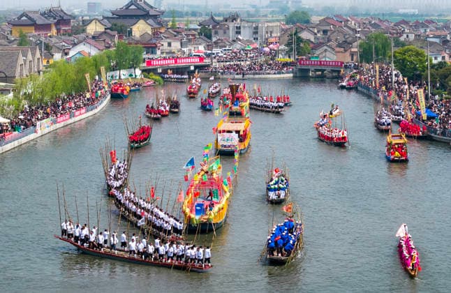 News Bilder des Tages (260405) -- XINGHUA, April 5, 2026 -- An aerial drone photo taken on April 5, 2026 shows boats sailing during the Maoshan boat fair in Xinghua City, east China s Jiangsu Province. The annual Maoshan boat fair in Xinghua was held on Sunday. The event was listed as a national intangible cultural heritage in 2014. (Photo by Xinhua) CHINA-JIANGSU-XINGHUA-BOAT FAIR (CN) ShixDaozhi 