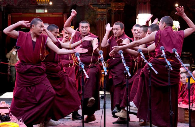 News Bilder des Tages LHASA, CHINA - APRIL 05: Tibetan Buddhist monks attend a formal debate to obtain the Tibetan Buddhist academic degree Geshe Lharampa at the Jokhang Temple on April 5, 2026 in Lhasa, Xizang Autonomous Region of China. Thirteen monks were on April 5 awarded the prestigious Tibetan Buddhist academic degree Geshe Lharampa, equivalent to a doctoral degree in modern education, in southwest China s Xizang Autonomous Region.  Copyright: xChinaxNewsxServicex 111632839389