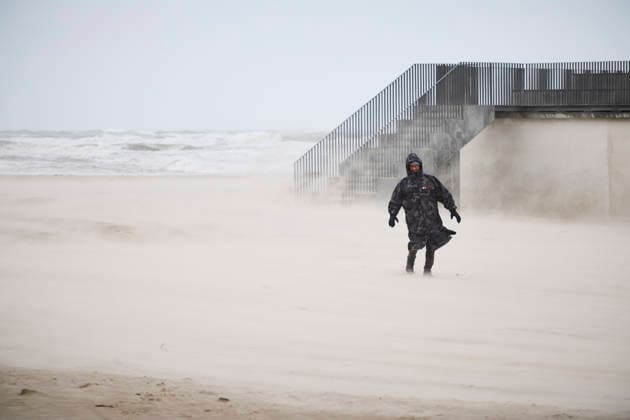 News Bilder des Tages DENMARK Storm Dave makes landfall on the West Coast near Loekken Storm Dave makes landfall on the West Coast of North Jutland near Loekken pier, Sunday, April 5, 2026. The weather phenomenon s name, Dave, is due to British meteorologists. The storm comes from the northwest and hits southern Norway and northern Denmark. The storm is warned by DMI in the period from 11 a.m. to 8 p.m. on Sunday. There may be gusts of hurricane force. (Photo: Claus Bjoern Larsen Scanpix 2026) , Loekken Denmark *** DENMARK Storm Dave makes landfall on the West Coast near Loekken Storm Dave makes landfall on the West Coast of North Jutland near Loekken pier, Sunday, April 5, 2026 The weather phenomenon s name, Dave, is due to British meteorologists The storm co  Copyright: ClausxBjoernxLarsen ClausxBjoernxLarsenx spdk20260405-115448-L