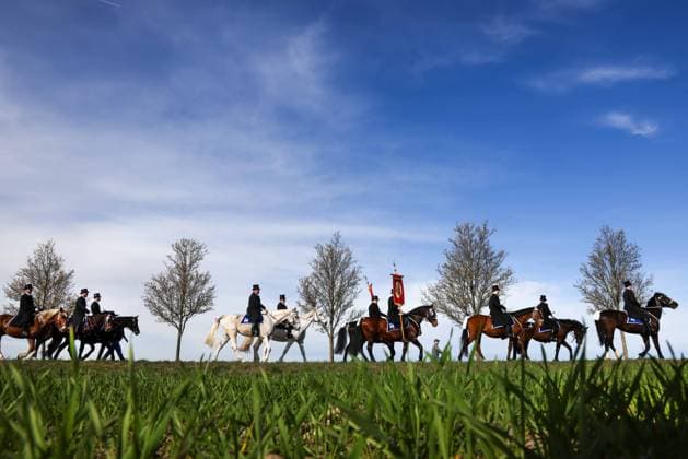News Bilder des Tages Sorbische Osterreiter reiten an Ostersonntag (05.04.2026) von Ralbitz in der Lausitz in der traditionellen Osterprozession zu der Nachbargemeinde Wittichenau. Traditionell verkuenden die ueber 1.000 Osterreiter bei den insgesamt neun Osterreitprozessionen die Botschaft von der Auferstehung Jesu. Die Osterreiter ziehen auf ihren geschmueckten Pferden singend und betend in die jeweiligen Nachbarorte. Das Osterreiten ist ein fester Bestandteil der mehr als 500 Jahre alten katholisch-sorbischen Tradition. Die Teilnahme ist bis heute nur Maennern vorbehalten. EDITORIAL USE ONLY *** Sorbian Easter riders ride on Easter Sunday 05 04 2026 from Ralbitz in Lusatia in the traditional Easter procession to the neighboring community of Wittichenau Tradit Copyright: epd-bild MatthiasxSchumann epd-Osterreiter4-kopieren