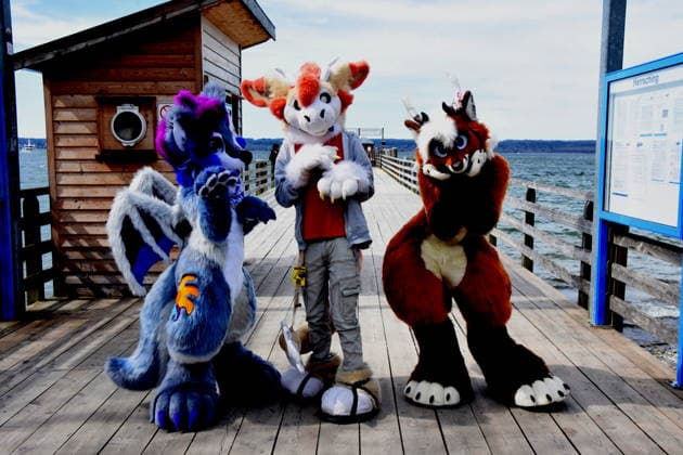 News Bilder des Tages Vor Schiffsanlegesteg Furry Wir sind Muenchner Furs Ein Kreatives Hobby das mit der menschlichen Indentitaet spielt Herrsching Ammersee 05.04.2026 Anlegesteg Bayerische Seen Schifffahrt Eroeffnung Foto Herrsching *** In front of the jetty Furry We are Munich Furs A creative hobby that plays with human identity Herrsching Ammersee 05 04 2026 jetty Bavarian Lakes Shipping Opening Photo Herrsching