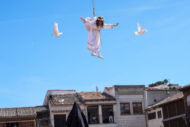 News Bilder des Tages Descent of the Angel in Penafiel Valladolid A child angel descends from the skies during the celebration of the Descent of the Angel, April 5, 2026, in Penafiel, Valladolid, Castilla y León Spain This popular religious festival of medieval origin takes place on Easter Sunday in the Plaza del Coso in Penafiel It is the representation of the moment when a child angel descends from the heavens to reveal to the Virgin Mary the Resurrection of her son and the subsequent Meeting between Mother and Son 05 APRIL 2026 SEMANA SANTA Photogenic Penafiel, Valladolid, Castilla y Penafiel, Valladolid, Castilla y Espana  Copyright: xPhotogenic ClaudiaxAlbax 7416708