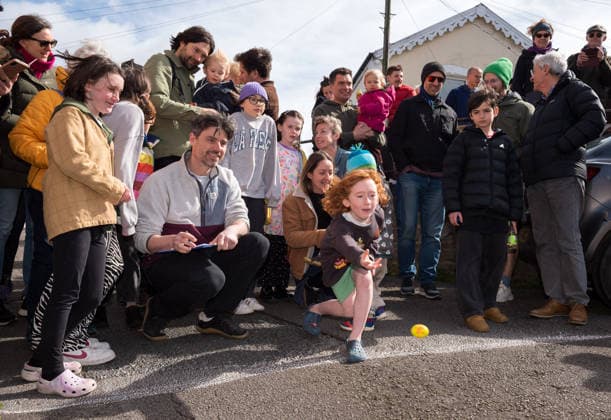 News Bilder des Tages April 5, 2026, Bristol, Bristol, UK: Bristol, UK. The Egg Rolling contest takes place on Vale Street, the steepest residential road in England which is held every year on Easter Day, with a children s and an adult s contest, and is a decades-long tradition for local residents, who gather at the top of the road and roll painted hard boiled eggs to the bottom with the egg that gets the furthest being the winner. Many of the hard boiled eggs end up broken or in the gutter, but the egg yolks often carry on down the hill. The official gradient of Vale Street in the area of Totterdown was recorded as having an almost 22-degree slope. Bristol UK  - ZUMAl94_ 20260405_zaf_l94_044 Copyright: xSimonxChapmanx