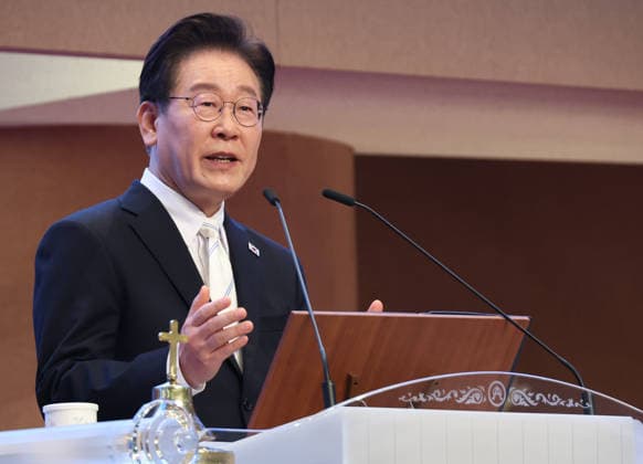 News Bilder des Tages Lee at Easter service Lee at Easter service President Lee Jae Myung delivers a speech during an Easter service at Yoido Full Gospel Church, in Yeouido, western Seoul, on April 5, 2026. (Yonhap) 2026-04-05 22:46:00 < 1980-2026 YONHAPNEWS AGENCY. .> ¼­¿ïÆ¯º°½Ã EDITORIAL USE ONLY  Copyright: xx PYH2026040509530031500 YonhapxNewsx yonphotos251102