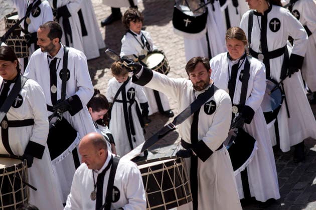 News Bilder des Tages April 5, 2026, Madrid, Madrid, Spain: Members of the brotherhood play their drums, during the Tamborrada in Madrid s Plaza Mayor on Easter Sunday. Madrid Spain - ZUMAs296 20260405_znp_s296_006 Copyright: xLuisxSotox
