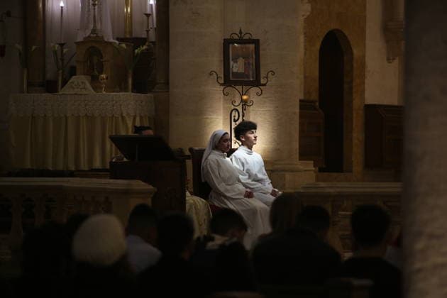 News Bilder des Tages Christians in Syria mark Easter with prayers and hymns ALEPPO, SYRIA - APRIL 5: Christians gather at Saint Elias Maronite Cathedral in Aleppo, Syria, on April 5, 2026, to celebrate Easter Sunday according to the Western calendar. Numerous worshippers attended the festive liturgy, filling the historic church with prayers and hymns to mark the resurrection of Jesus Christ amid the country s ongoing recovery process. Kasim Yusuf Anadolu Aleppo Syria. Editorial use only. Please get in touch for any other usage.  Copyright: x2026xAnadoluxKasimxYusufx