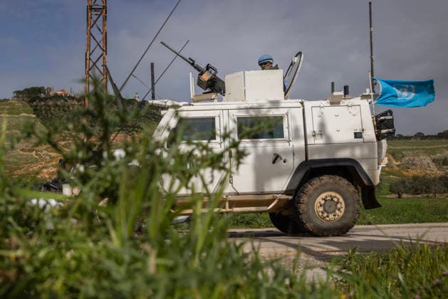 News Bilder des Tages April 5, 2026, Lebanon: UNIFIL soldiers patrol a street outside Marjaayoun, Lebanon on April 5, 2026. At least three UNIFIL soldiers have been killed since the war intensified in early March. Lebanon - ZUMAc244 20260405_zip_c244_001 Copyright: xDanielxCardex