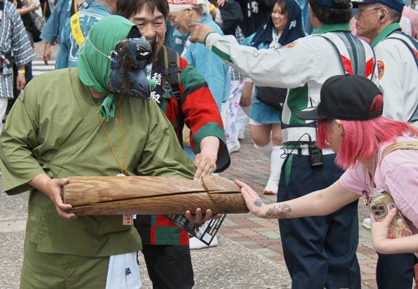 News Bilder des Tages Participants wearing a Karasu Tengu(like beak face with a crow) mask take part the Kanamara Matsuri at the Kanayama Shrine in Kanagawa-Prefecture, Japan on Sunday, April 5, 2026. This festival start from 1977 and currently, the festival is held on the first Sunday of April every year, with prayers for business prosperity, fertility (childbearing), safe childbirth, matchmaking, and marital harmony.  TKP2026040509 KEIZOxMORI