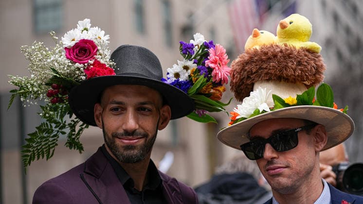 News Bilder des Tages Easter Sunday Celebrations Bloom at St. Patrick™s Cathedral with Bonnet Festival. (NEW) Easter Sunday Celebrations Bloom at St. Patrick™s Cathedral with Bonnet Festival. April 05,2026, New York, USA. Crowds gather in front of St. Patrick™s Cathedral this Easter Sunday as the annual Bonnet Festival brings vibrant hats, festive spirit, and springtime tradition to the heart of the celebration. Credit: Jorge Estrellado Thenews2 (Foto: Jorge Estrellado Thenews2 imago images) Easter Sunday Celebrations Bloom at St. Patrick™s Cathedral with Bonnet Festival.  Copyright: xjustjojox