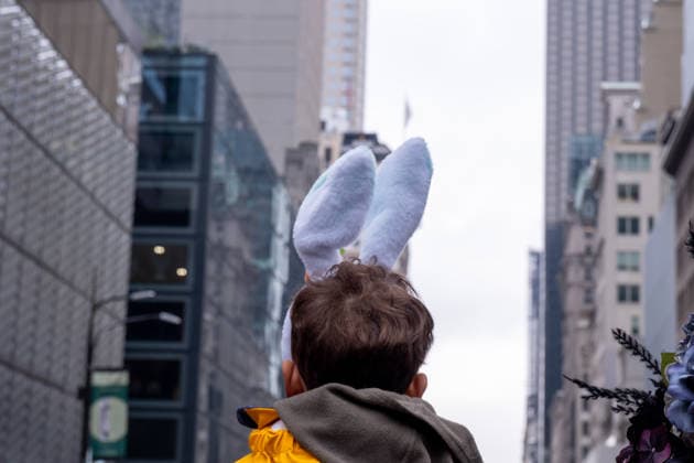 News Bilder des Tages April 5, 2026, New York, New York, USA: A boy wearing bunny ears at the Easter Parade. New York USA  - ZUMAp288 20260405_znp_p288_013 Copyright: xSyndixPilarx
