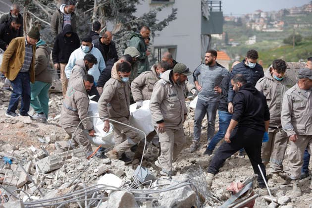 News Bilder des Tages April 5, 2026, Kafr Hatta, Saidon District, Lebanon: The aftermath of an Israeli airstrike that targeted a residential house in the town of Kafr hatta, South Lebanon, sheltering a displaced family from Kfartibnit. The strike killed seven civilians, including Ali Nahleh, his wife Jamal Harb, their children Rima, Hussein and Rola Nahleh, as well as their granddaughter, child Amal Hussein Fran. The house was completely destroyed in the direct strike. Kafr Hatta Lebanon - ZUMAb339 20260405_znp_b339_005 Copyright: xAbdulxKaderxAlxBayx