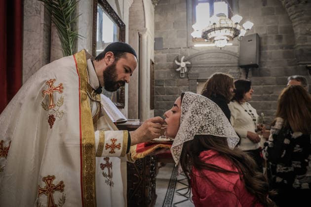 News Bilder des Tages Easter service held at Um al-Zennar Church in Homs, Syria HOMS, SYRIA - APRIL 5: Worshippers attend an Easter service at the historic Um al-Zennar Church in Homs, Syria on April 5, 2026. Ula Muhammed Anadolu Homs Syria. Editorial use only. Please get in touch for any other usage.  Copyright: x2026xAnadoluxUlaxMuhammedx
