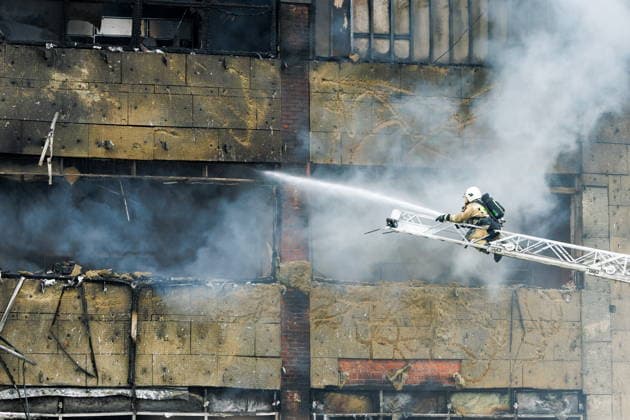 News Bilder des Tages RUSSIA, KALININGRAD - APRIL 5, 2026: A Russian Emergencies Ministry employee battles a fire at the Giant shopping centre Kaliningrad Russia  - ZUMAt113 20260405_zaa_t113_265 Copyright: xAlexanderxMelekhovx