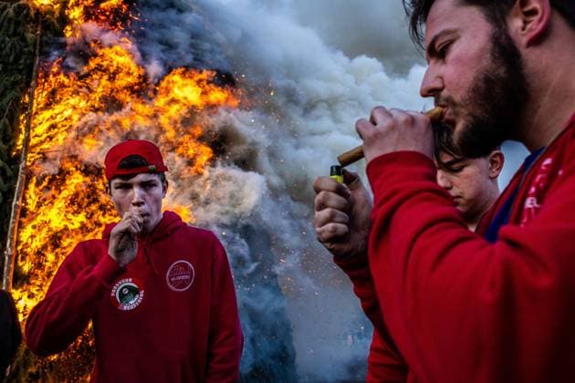 News Bilder des Tages HOLTEN - The Easter bonfire is lit in the hamlet of Beuseberg. The bonfire builders light cigars as a crowning achievement. During Easter, hundreds of Easter bonfires are traditionally lit, particularly in the north and east of the country. ANP VINCENT JANNINK netherlands out - belgium out  Copyright: xx x555107727x originalFilename: 555107727.jpg