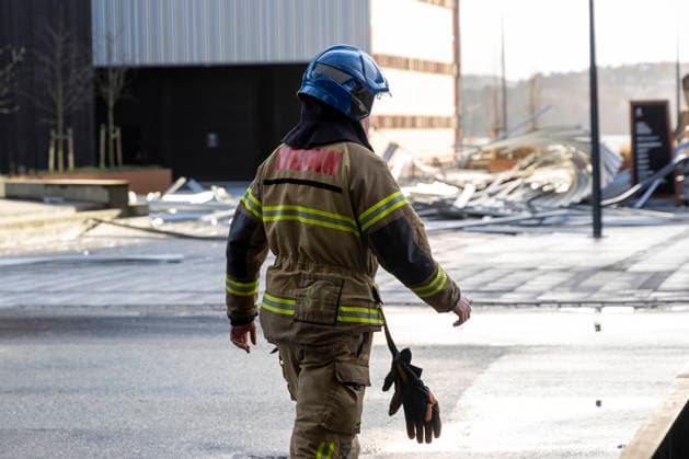 News Bilder des Tages Uvaeret Dave Kristiansand 20260405. Hele fasaden pa kortsiden har blast av Kunstsiloen i Kristiansand. Stormen Dave treffer na kysten av Norge med okende styrke. Meteorologisk institutt har sendt ut rodt farevarsel om ekstremt kraftige vindkast i store deler av Sor-Norge. Ekstremvaeret ventes a treffe hardest pa sorvestlandet og deler av ostfold. Foto: Tor Erik Schroder NTB Kristiansand Norge x0SwoYK3NJY EDITORIAL USE ONLY Ref:_BNCx0SwoYK3NJY.jpg *** Storm Dave Kristiansand 20260405 The entire facade on the short side has been blown off Kunstsiloen in Kristiansand Storm Dave is now hitting the coast of Norway with increasing strength The Norwegian Meteorological Institute has issued a red warning of extremely strong wind gusts  Copyright: xTorxErikxSchroderx xNTBx
