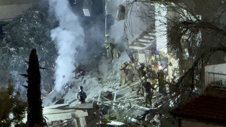 News Bilder des Tages Four people were injured when an Iranian missile directly hit a building in Haifa HAIFA, ISRAEL - APRIL 05: Search and rescue teams are continuing search and rescue operations as numerous security forces, civil defense, and fire crews are continuing their work at the scene following Iran s retaliatory strike targeting northern Israel, in which a missile directly hit a building in Haifa, Israel on April 05, 2026. Four people were reportedly injured in the attack, one of whom is in critical condition. Samir Abdalhade Anadolu Haifa Israel. Editorial use only. Please get in touch for any other usage.  Copyright: x2026xAnadoluxSamirxAbdalhadex