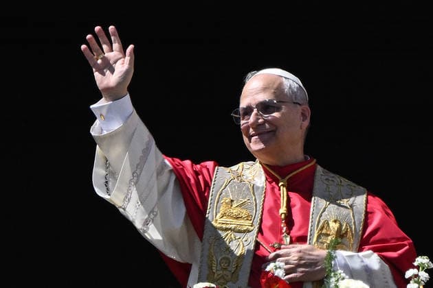 News Bilder des Tages ITALY - POPE LEO XIV WAVES RO THE CROWD FROM THE MAIN BALCONY OF ST PETER S BSILICA FOR THE URBI ET ORBI MESSAGE AT ST PETER S SQUARE IN THE VATICAN - 2026 4 5 Italy, Rome, Vatican, 2026 4 5 .Pope Leo XIV waves to the crowd from the main balcony of St. Peter s basilica for the Urbi et Orbi message and blessing to the city and the world as part of Easter celebrations, at St Peter s square in the Vatican EDITORIAL USE ONLY - NO BOOKS Copyright: xALESSIAxGIULIANIx