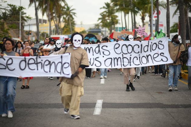 March for the Sea protest held in Veracruz against oil spills VERACRUZ, MEXICO - APRIL 5: Protesters march along the waterfront of the Port of Veracruz during the March for the Sea demonstration against hydrocarbon spills in Veracruz, Mexico, on April 5, 2026. Rolando Ramos Anadolu Veracruz Mexico. Editorial use only. Please get in touch for any other usage.  Copyright: x2026xAnadoluxRolandoxRamosx