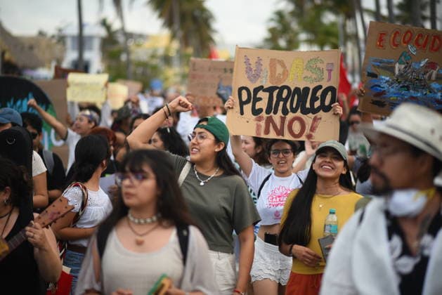 March for the Sea protest held in Veracruz against oil spills VERACRUZ, MEXICO - APRIL 5: Protesters march along the waterfront of the Port of Veracruz during the March for the Sea demonstration against hydrocarbon spills in Veracruz, Mexico, on April 5, 2026. Rolando Ramos Anadolu Veracruz Mexico. Editorial use only. Please get in touch for any other usage.  Copyright: x2026xAnadoluxRolandoxRamosx