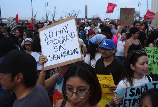 March for the Sea protest held in Veracruz against oil spills VERACRUZ, MEXICO - APRIL 5: Protesters march along the waterfront of the Port of Veracruz during the March for the Sea demonstration against hydrocarbon spills in Veracruz, Mexico, on April 5, 2026. Rolando Ramos Anadolu Veracruz Mexico. Editorial use only. Please get in touch for any other usage.  Copyright: x2026xAnadoluxRolandoxRamosx