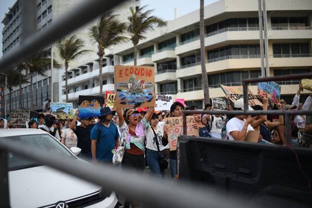 March for the Sea protest held in Veracruz against oil spills VERACRUZ, MEXICO - APRIL 5: Protesters march along the waterfront of the Port of Veracruz during the March for the Sea demonstration against hydrocarbon spills in Veracruz, Mexico, on April 5, 2026. Rolando Ramos Anadolu Veracruz Mexico. Editorial use only. Please get in touch for any other usage.  Copyright: x2026xAnadoluxRolandoxRamosx