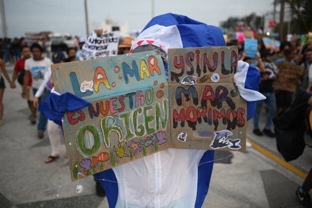 March for the Sea protest held in Veracruz against oil spills VERACRUZ, MEXICO - APRIL 5: Protesters march along the waterfront of the Port of Veracruz during the March for the Sea demonstration against hydrocarbon spills in Veracruz, Mexico, on April 5, 2026. Rolando Ramos Anadolu Veracruz Mexico. Editorial use only. Please get in touch for any other usage.  Copyright: x2026xAnadoluxRolandoxRamosx