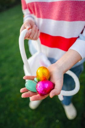 Colourful easter chocolate eggs in a girl s hand Corby, England, United Kingdom CR_ATMT260401-1989607-01 ,model released, Symbolfoto