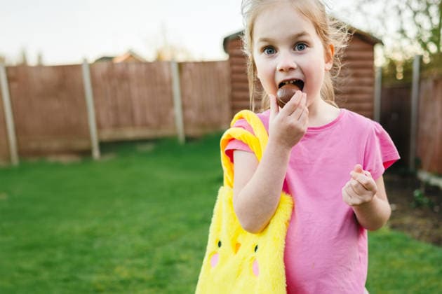 Child eating a chocolate egg, easter hunt Corby, England, United Kingdom CR_ATMT260401-1989622-01 ,model released, Symbolfoto