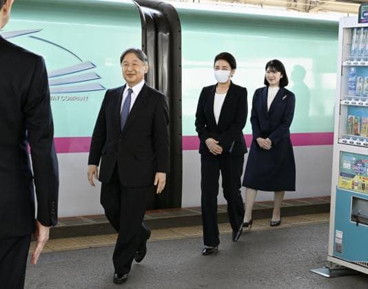 Japan imperial family s trip to Fukushima (Facing camera, from L) Japan s Emperor Naruhito, Empress Masako and their daughter Princess Aiko arrive at JR Fukushima Station in Fukushima, northeastern Japan, on April 6, 2026, to inspect the recovery efforts since the 2011 Great East Japan Earthquake.  A14AA0005438557P