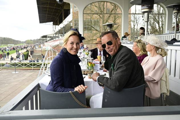 Patrick Graf von Faber-Castell mit Ehefrau Sandra-Sophie Gräfin von Faber-Castell bei der Großen Saisoneröffnung 2026 auf der Rennbahn Hoppegarten. Berlin, 05.04.2026 Copyright: xMatthiasxWehnertx