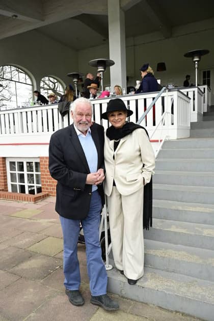 Dagmar Frederic mit Ehemann Klaus Lenk bei der Großen Saisoneröffnung 2026 auf der Rennbahn Hoppegarten. Berlin, 05.04.2026 Copyright: xMatthiasxWehnertx